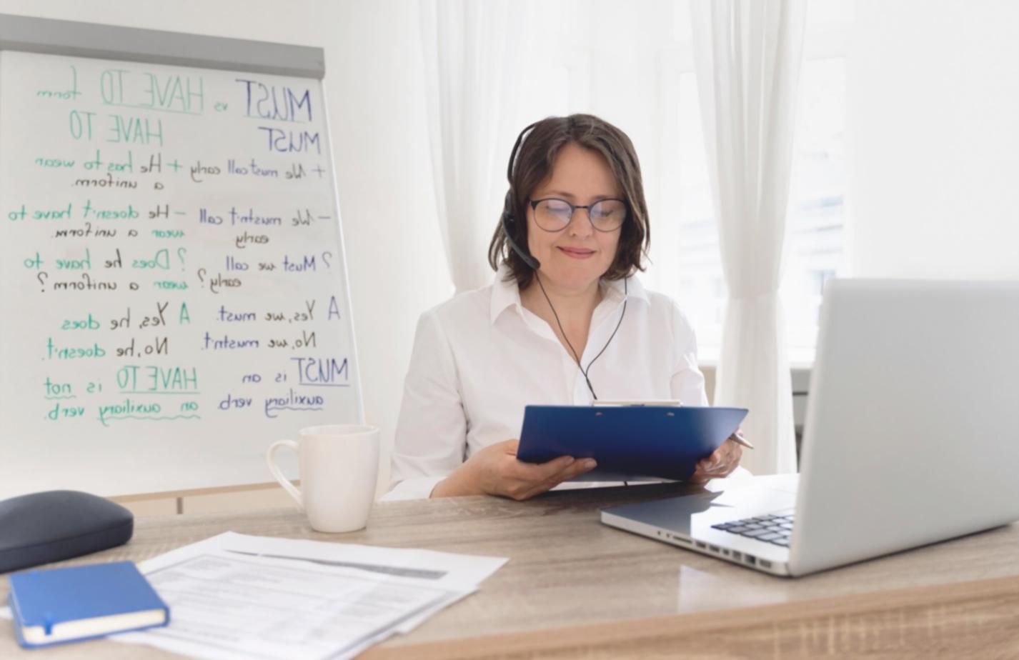 Espace de travail d'analyse financière avec documents et ordinateur